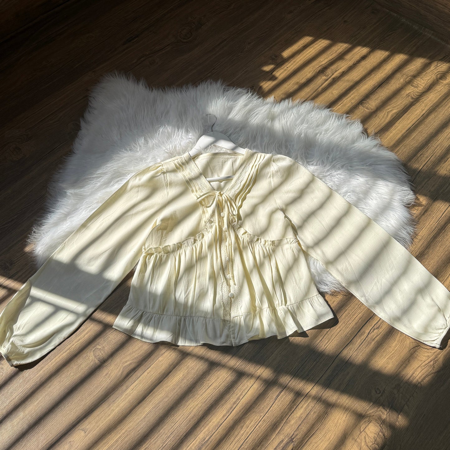 Gorgeous lace detailed linen tops